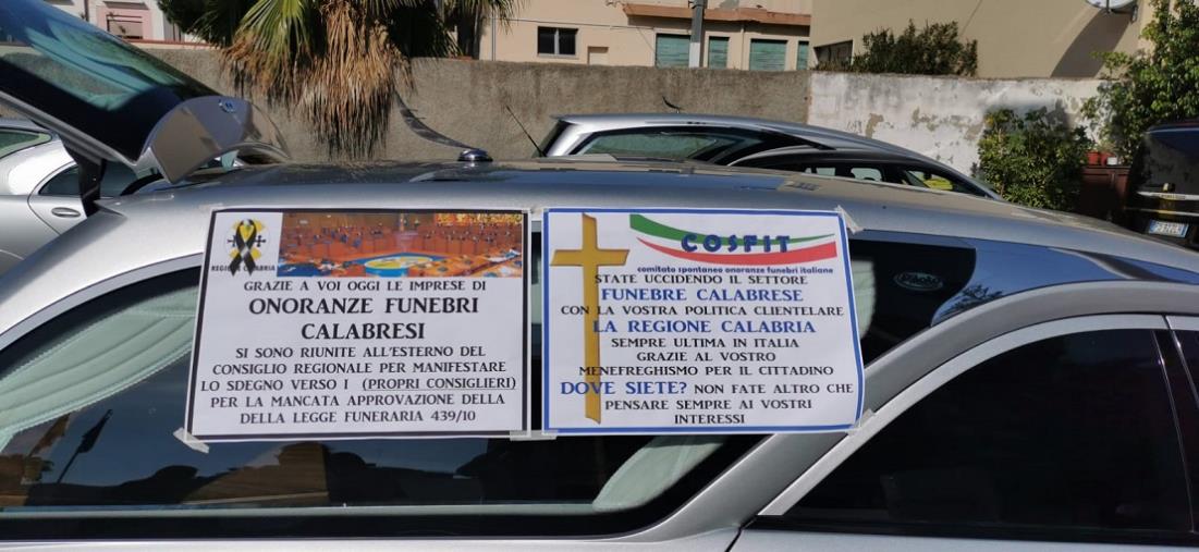 images Reggio Calabria invasa dai carri funebri. La clamorosa protesta delle imprese del settore per il rinvio dell'approvazione della "loro" legge (VIDEO)