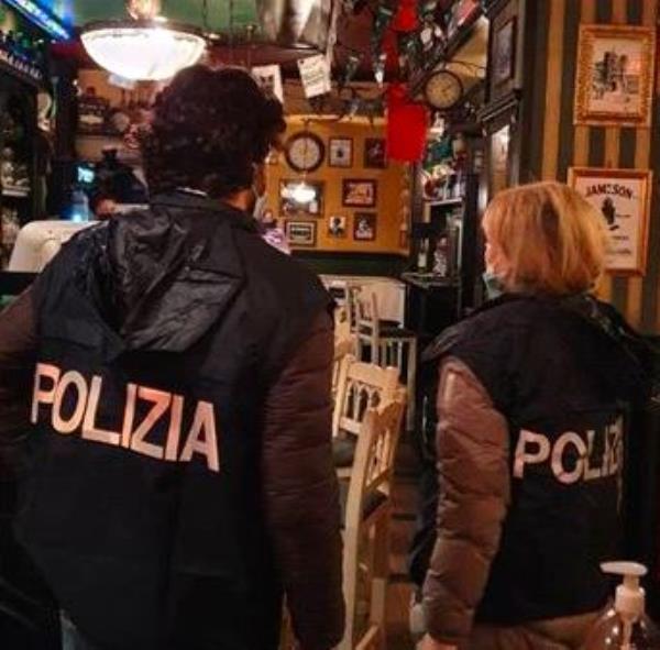 images Catanzaro. Violate le norme anti-Covid in due bar di Lido: multati i titolari e sette clienti 