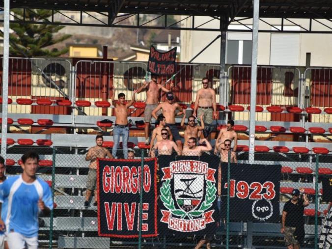 images Festa a Roccella per l’amichevole col Crotone. 2-0 per gli squali e primo gol di Maxi