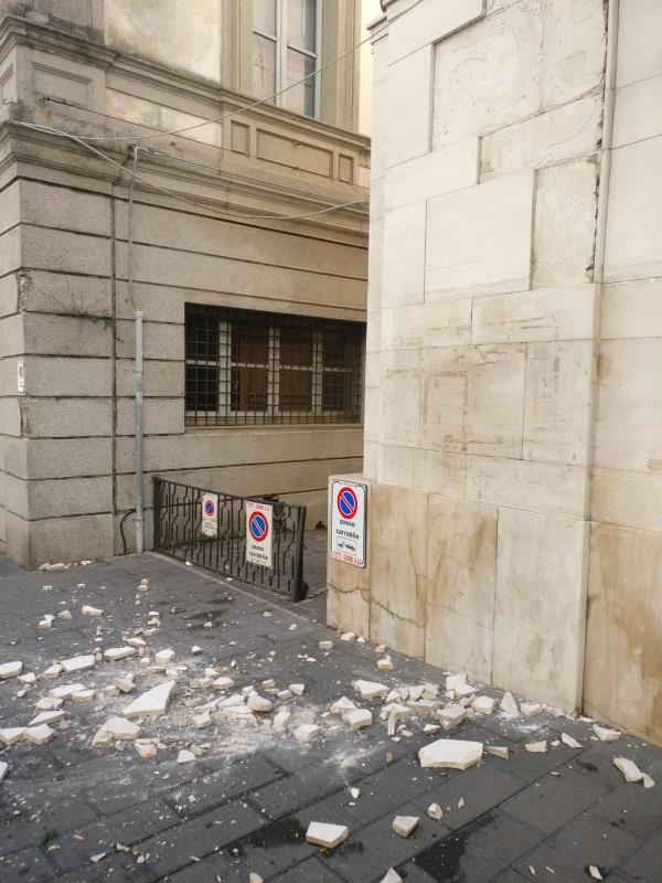 Pericolo nel centro di Catanzaro: cadono in strada pezzi di un palazzo