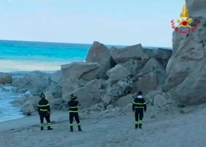 Nuovo crollo all’Isola di Tropea: il costone era stato già interessato da un imponente cedimento il 7 aprile scorso 