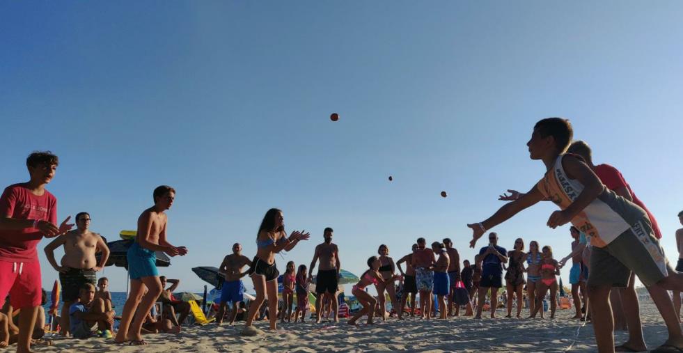 images Giochi a squadre e sfide individuali: al villaggio Carrao, a Cropani marina, va in scena il "Palio"  