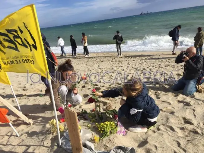 images Naufragio migranti, sulla spiaggia i manifestanti piantano fiori