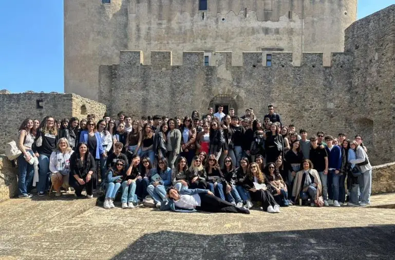Gutenberg 2025: Stefania Auci e “I leoni di Sicilia” raccontati ai giovani nel castello di Santa Severina