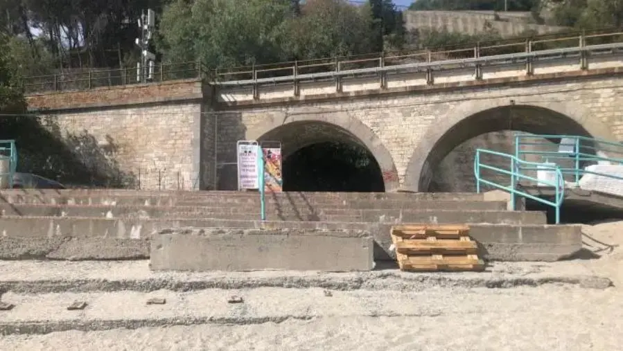 Il degrado dell’accesso alla spiaggia libera di Caminia: vergogna e disagi per il turismo di bassa stagione