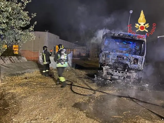 Reggio Calabria, notte di fuoco in via Ravagnese: distrutti due autocarri, indagini in corso