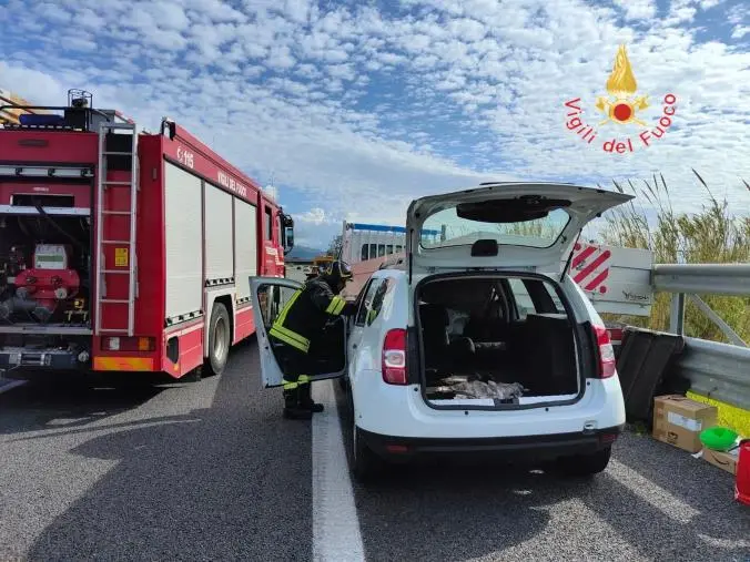 images Scontro tra auto e cassonato sull'A2: tratta in salvo dalle lamiere una famiglia