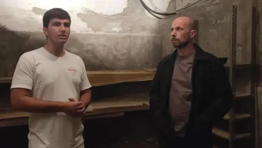 Soverato, l’artista Massimo Sirelli in visita alla mostra “Binario 21”