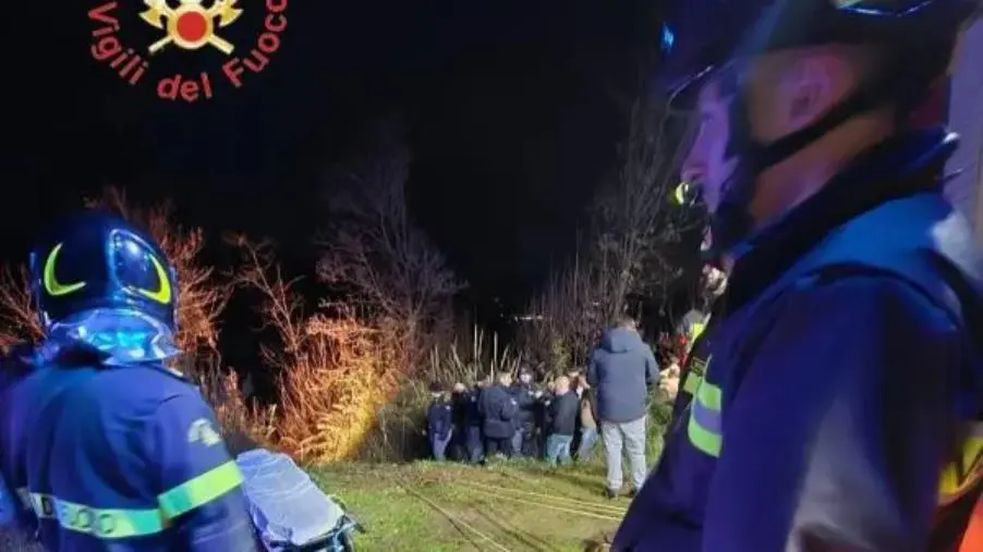 images L'uomo caduto in un burrone nel Lametino incontra i poliziotti che lo hanno tratto in salvo 
