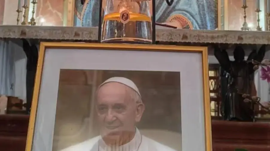 In preghiera per Papa Francesco alla Basilica di Porto con l’arcivescovo Claudio Maniago