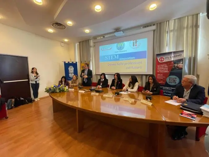 Studiare "STEM" per ridurre il gender gap: Soroptimist e CCIAA insieme in un incontro con le studentesse di Catanzaro