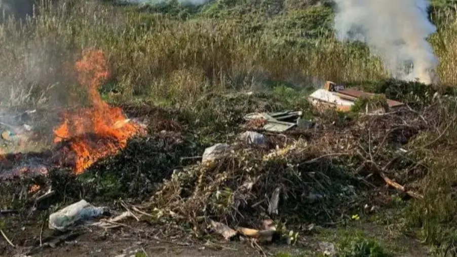 images Rifiuti dati alle fiamme in una discarica su un terreno comunale nel Vibonese