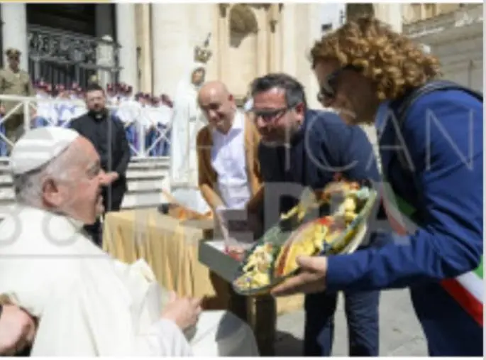 images Papa Francesco benedice i simboli civili e di fede di Taurianova nel 130° del Miracolo Mariano