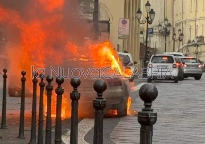 Auto in fiamme nel centro di Catanzaro, traffico in tilt e vigili del fuoco sul posto