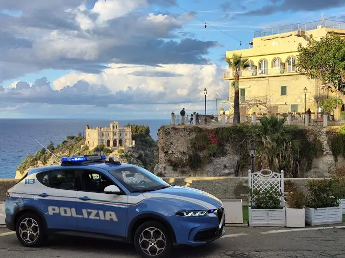 Aggredisce e minaccia la Polizia con violenza: arrestato un uomo a Tropea