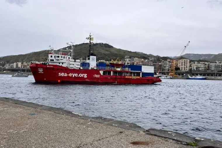 images Sbarca a Reggio Calabria la "Sea Eye 4" con 144 migranti a bordo: tra loro diversi bambini