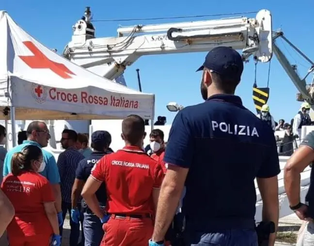 Crotone, la Polizia espelle 32 persone irregolari