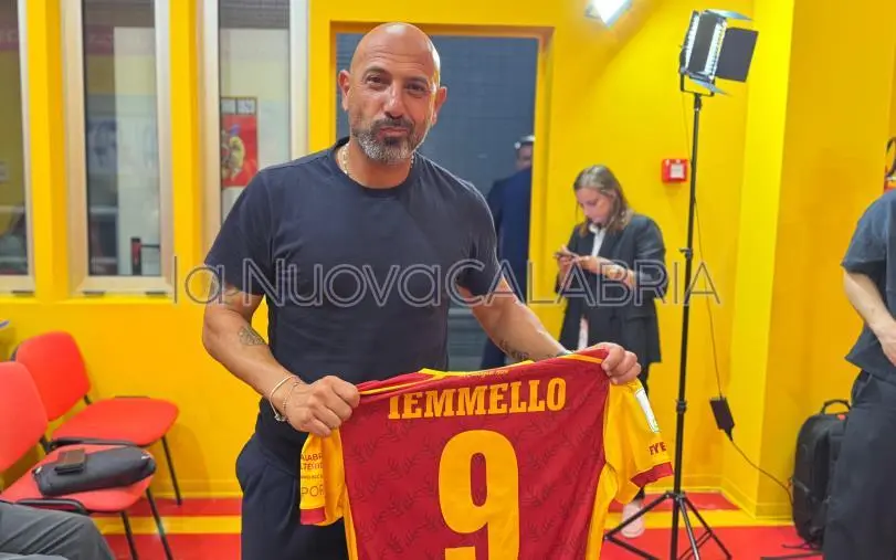 Iemmello e Calabro, scintille e pace: in sala stampa arriva con la maglia del capitano