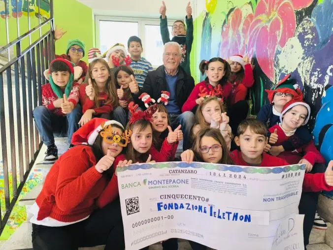 La IV D della Rodari dona il primo premio del festival della DiversAbilità alla Fondazione Telethon 