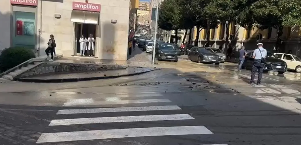 images Catanzaro, emergenza in centro: scoppia un tubo in via Indipendenza, strada allagata (VIDEO)