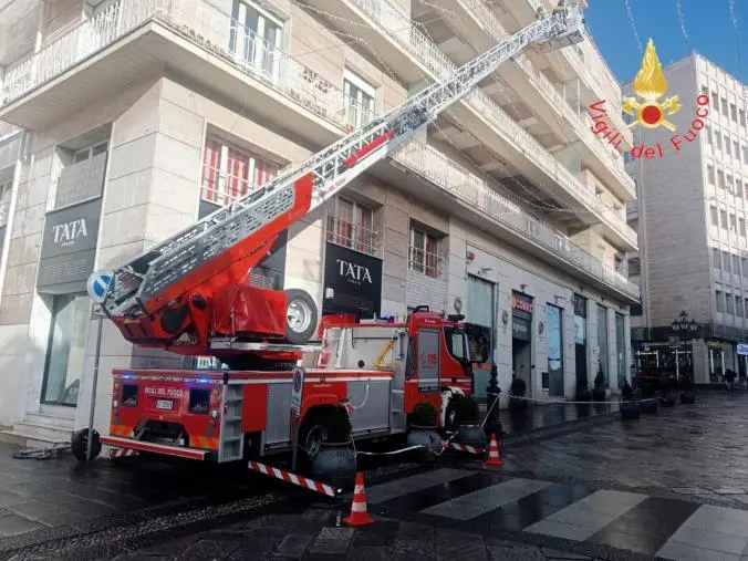 Catanzaro, cadono pezzi cornicioni e calcinacci: chiuso un tratto di Corso Mazzini