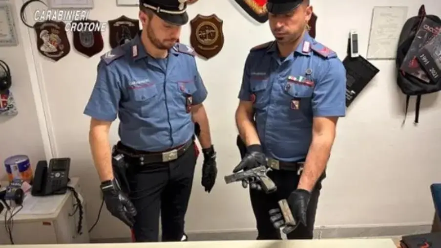 Cirò Marina (Kr), arrestato a marzo per aver sparato ai nipoti: ritrovata l’arma usata nell’agguato 