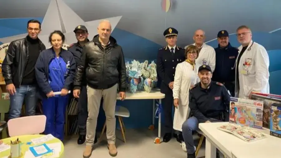 Pasqua, la Polizia (Reparto prevenzione crimine “Calabria centrale” di Vibo) consegna le uova ai bimbi ricoverati