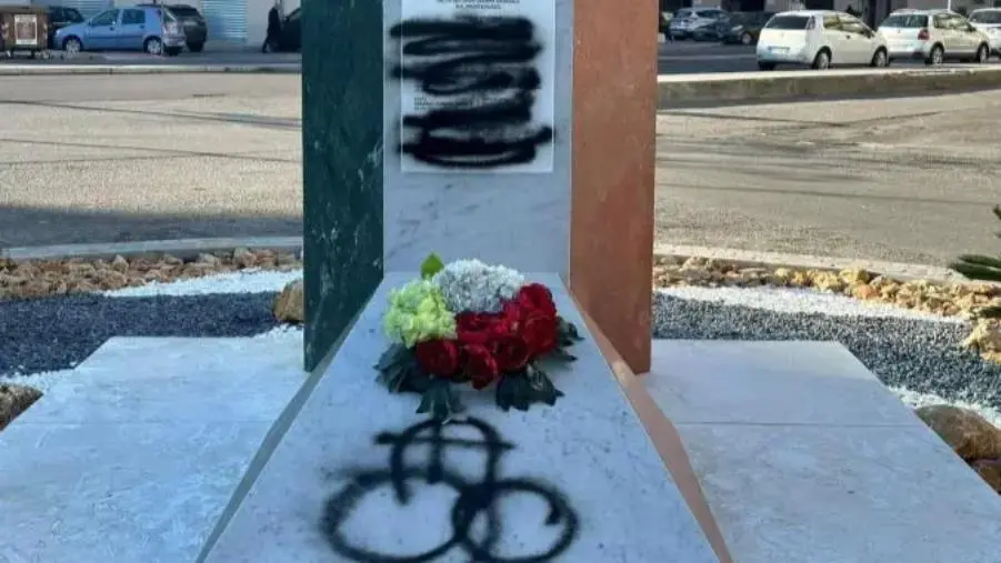 images Crotone, atto vandalico al monumento ai soldati italiani caduti nella II guerra mondiale