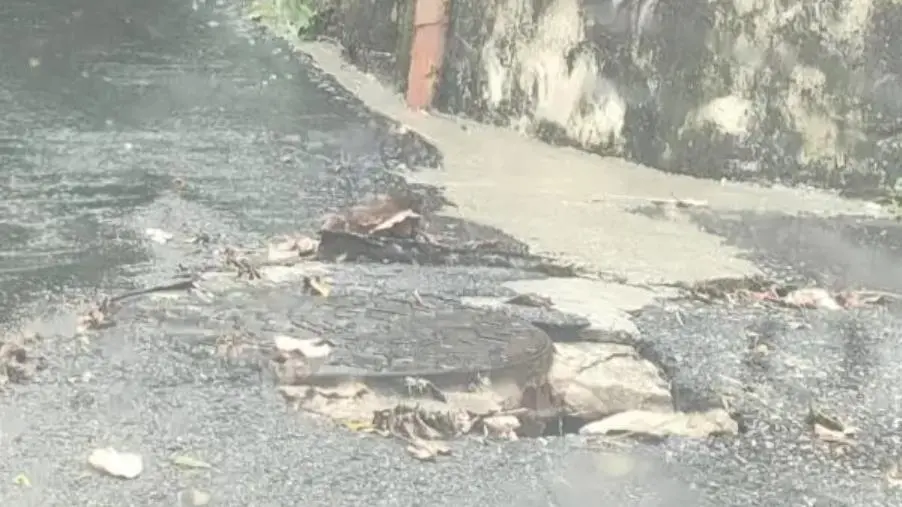 Catanzaro, cede per la pioggia un tratto di asfalto a Vicenziale