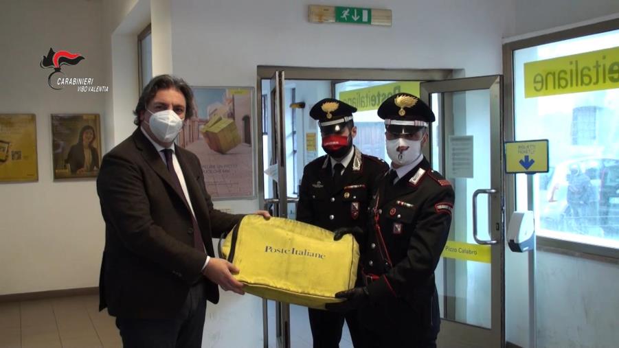 I carabinieri di Pizzo consegnano all'ufficio postale la somma rubata ieri