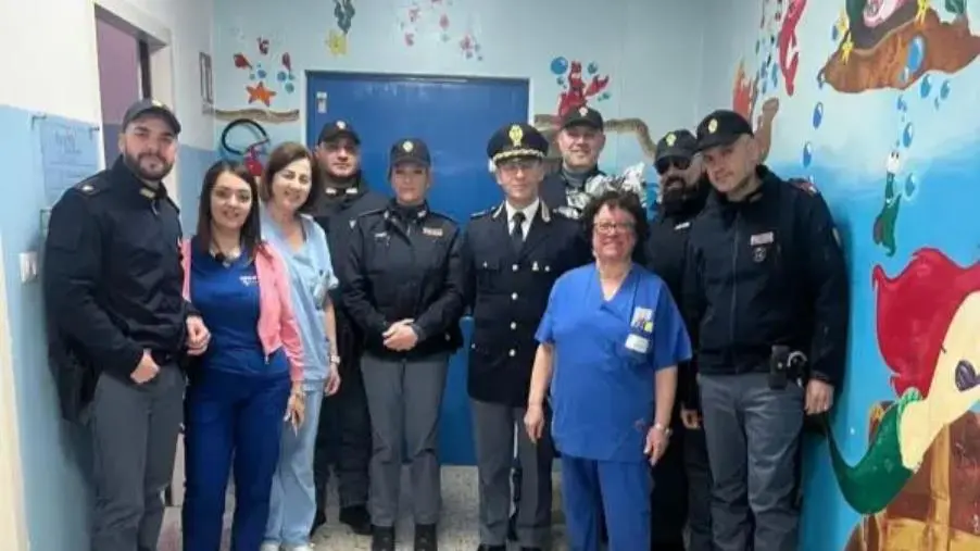 Vibo, la Polizia dona Uova pasquali e un sorriso ai bambini ricoverati 
