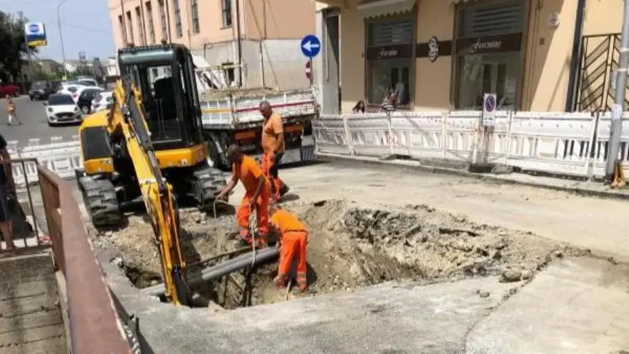 Catanzaro, voragine in Via De Gasperi: iniziati i lavori di ripristino del manto stradale