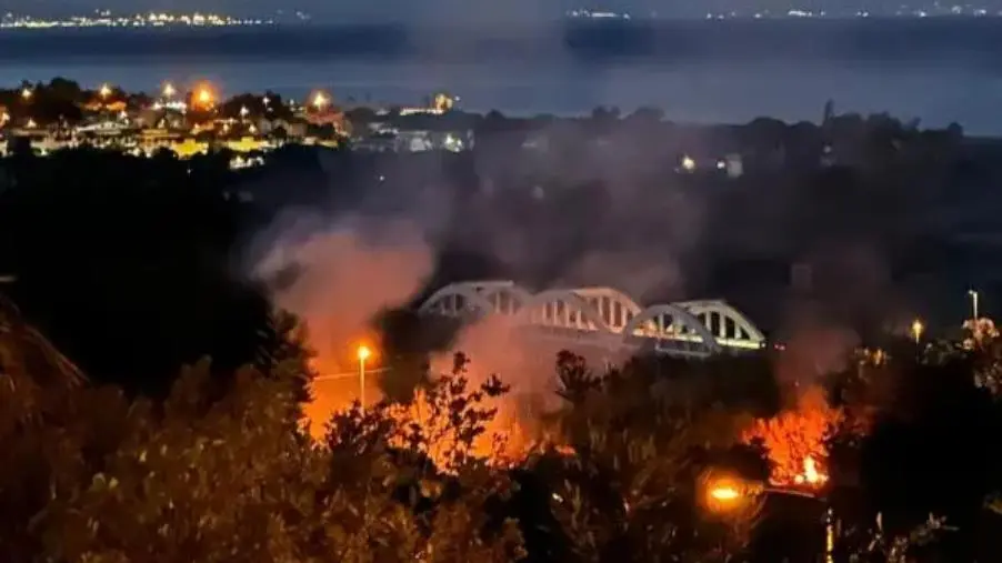 Incendio a Badolato: fiamme lambiscono la Ss 106 