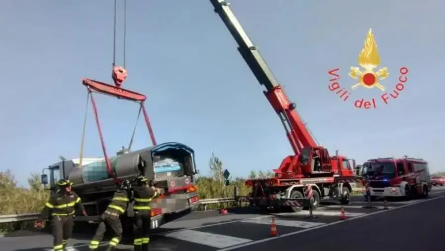 images Camion sfonda il guardrail sulla SS106 a Sant’Andrea: intervento dei Vigili del Fuoco