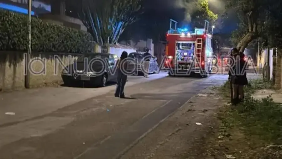 Paura a Pietragrande, in fiamme una villetta: Vigili del fuoco al lavoro
