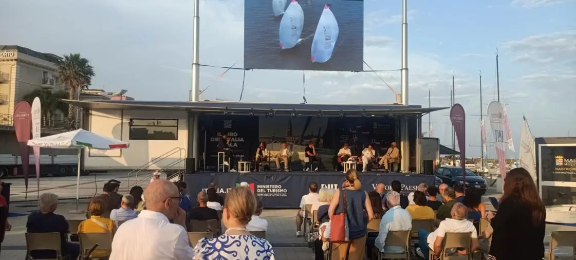 Nastro Rosa Tour, talk sul mare e su Cassiodoro al porto di Catanzaro. Poi si issa la Bandiera Blu