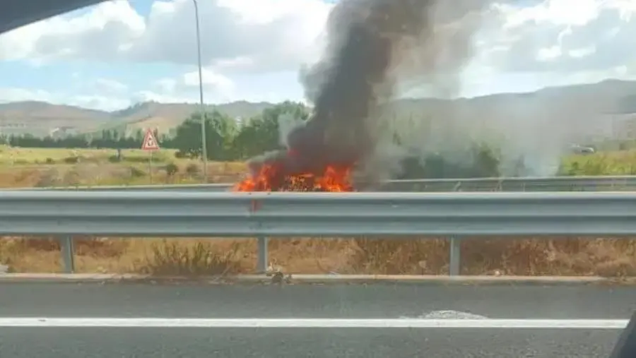 images Catanzaro, auto in fiamme nei pressi dell'UMG: traffico deviato 