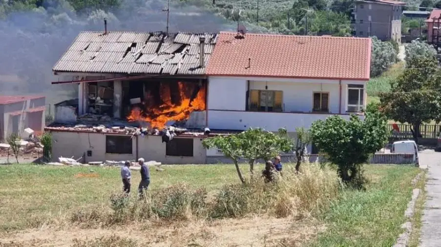 images Esplosione in una casa a Martelletto di Settingiano, giovane trasferito al Centro Grandi Ustionati a Brindisi