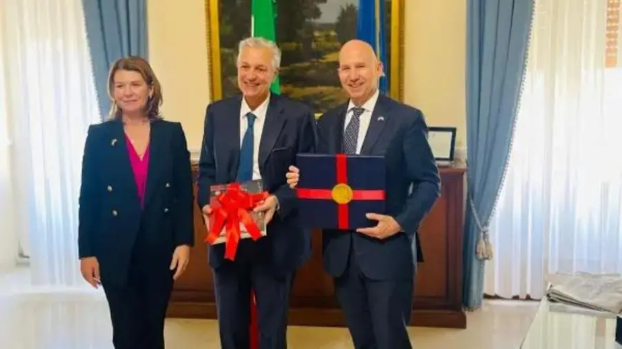 Catanzaro, l'Ambasciatore e il Console degli USA in visita al Prefetto Ricci