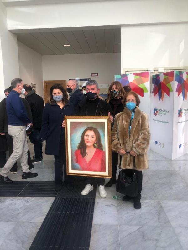 images L'artista Daniela Milasi dona alla Regione il ritratto di Jole Santelli, il ringraziamento di Wanda Ferro
