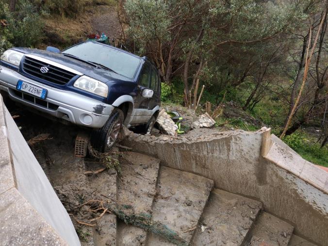 images Maltempo a Catanzaro: auto sprofondano in via Alvaro. Si contano i danni (FOTO E VIDEO)
