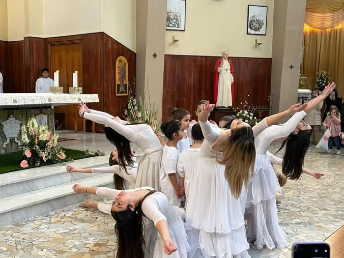 images Catanzaro, liturgia di Pasqua nella chiesa di San Pio X allietata da allievi e allieve della scuola di danza Luisa Squillacioti 