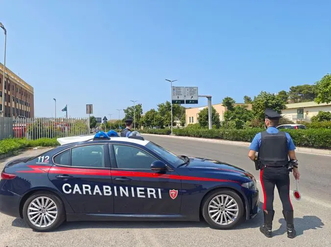 Crotone, per evitare il controllo lei aggredisce i carabinieri e lui tenta di disfarsi della droga 