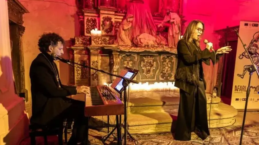 Il ritorno di Amalia Grè: talento ed eleganza nella V edizione di “A farla amare comincia tu”