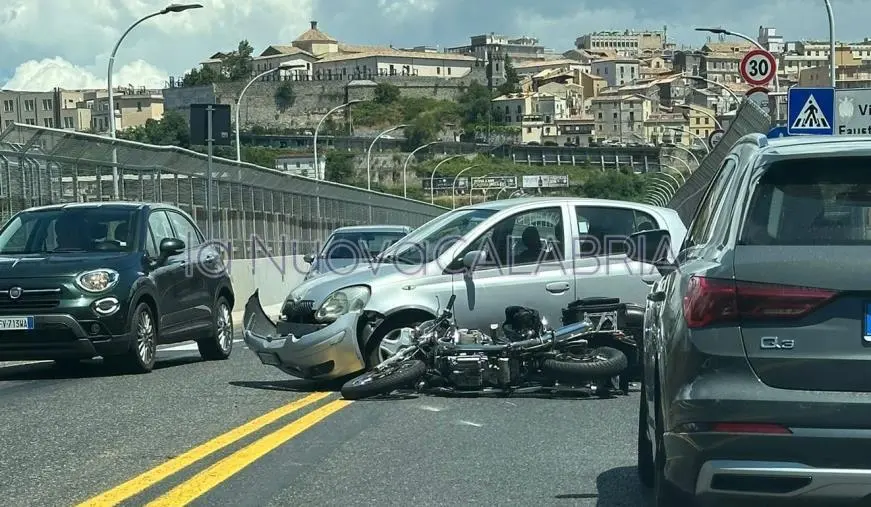 images Moto contro auto sul ponte Morandi a Catanzaro, traffico rallentato