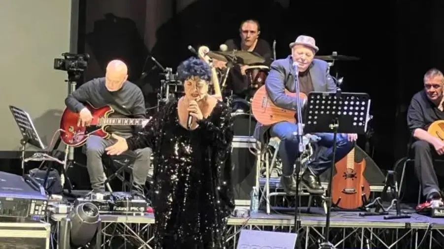 images Successo a Soverato per la serata dedicata a Napoli e all’amore con lo spettacolo "Vasame, L’amore è rivoluzionario"