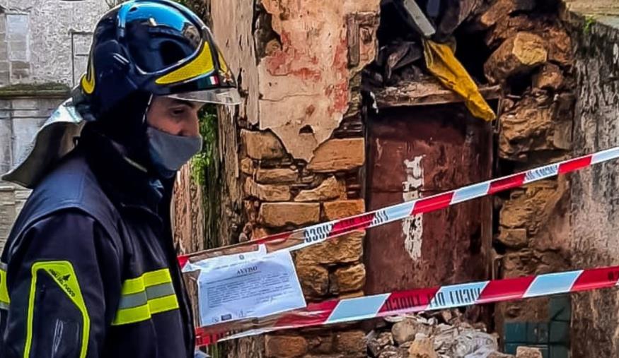 images Cosenza, crolla una vecchia abitazione nel centro storico. Intervento dei Vigili del fuoco