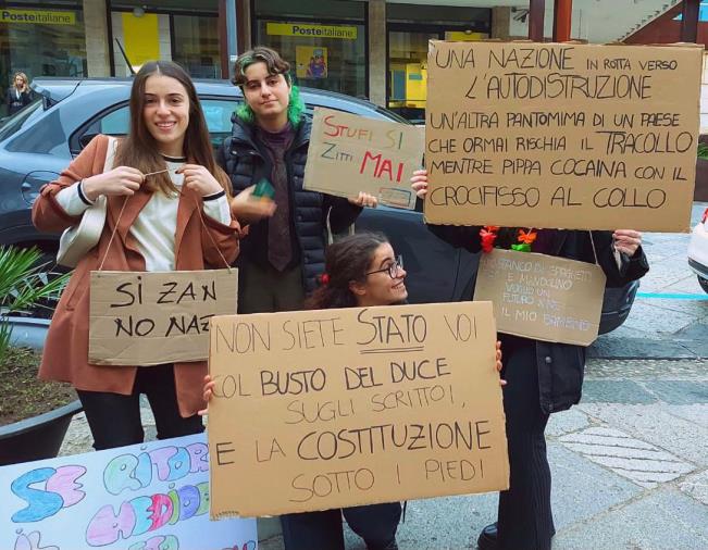 images In piazza a Catanzaro contro lo stop al Ddl Zan: "Insegniamo il rispetto e l'amore ai bambini"