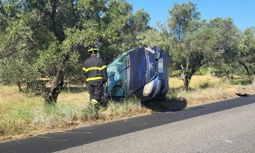 images Scontro frontale a Squillace, auto si ribalta e finisce fuori strada: ferite tre ragazze