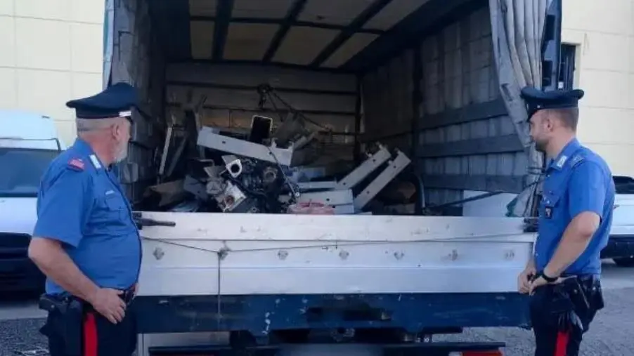 Tentano il furto di guardrail sulla statale 738: trovati i responsabili